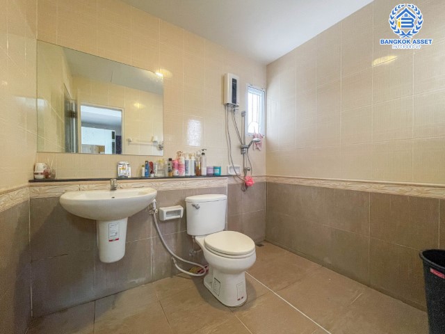 *****บ้านแฝดมือสองย่านกรุงเทพฯ ม.ชวนชื่น เพชรเกษม81 เนื้อที่กว้าง 41.50 ตร.ว. ฟังก์ชัน 3 ห้องนอน 2 ห้องน้ำ ที่จอดรถ 2 คัน บ้านแฝดพื้นที่กว้าง บนทำเลแห่งการเดินทาง ติดถนนหลายเส้น อาทิ ถนนเพชรเกษม ถนนมาเจริญ ใกล้รถไฟฟ้าสายสีน้ำเงิน "สถานีหลักสอง"